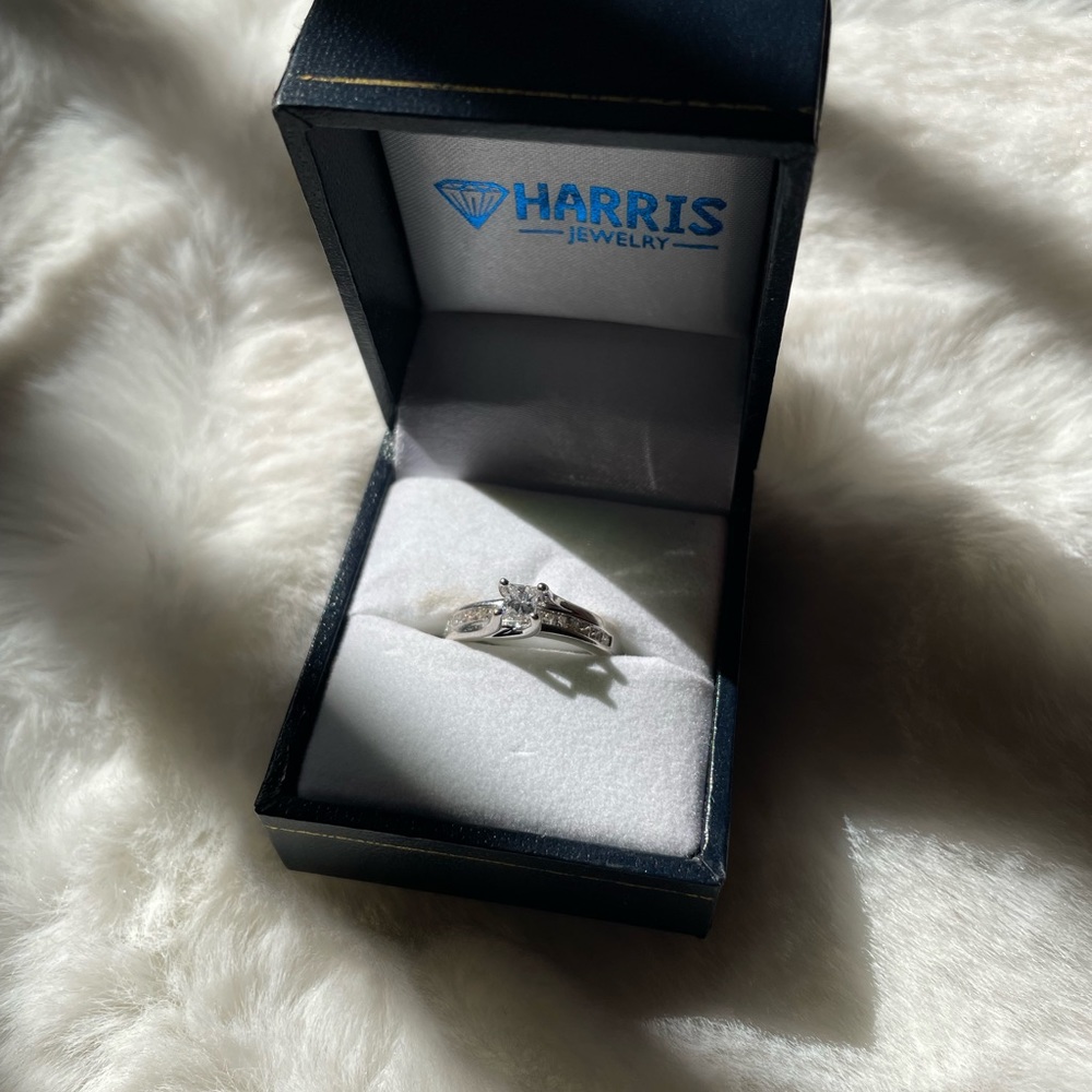 Princess cut diamond engagement ring